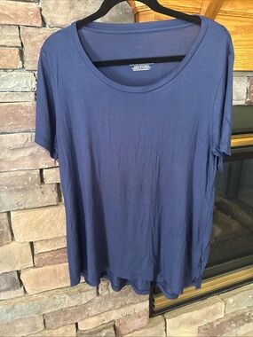Fanatics Women's Scoop Neck Tee in Navy